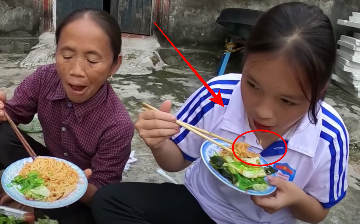 &quot;Khách ăn chực&quot; nhà bà Tân Vlog bị netizen tố nhè đồ ăn mà nói dối &quot;ngon lắm&quot;: Vì góc quay hay vì đồ bà nấu có vấn đề đây?