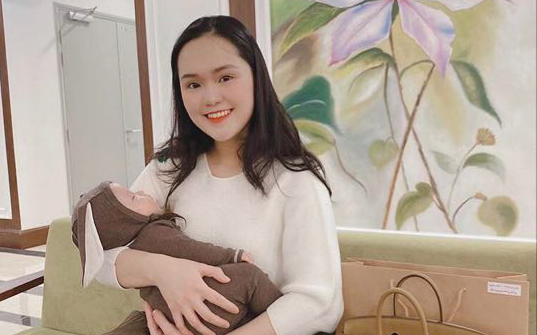 Quỳnh Anh diện đồ &quot;tone sur tone&quot; với con trai, khoe nhan sắc tươi tắn và tự so sánh như &quot;hai chị em&quot;