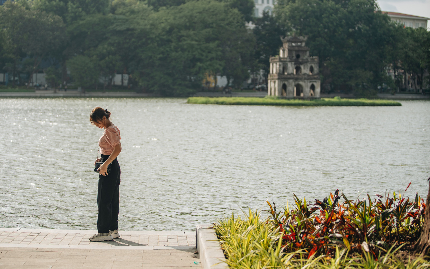 Người Hà Nội thích thú với diện mạo mới của hồ Gươm sau 5 tháng lát &quot;đá vĩnh cữu&quot;