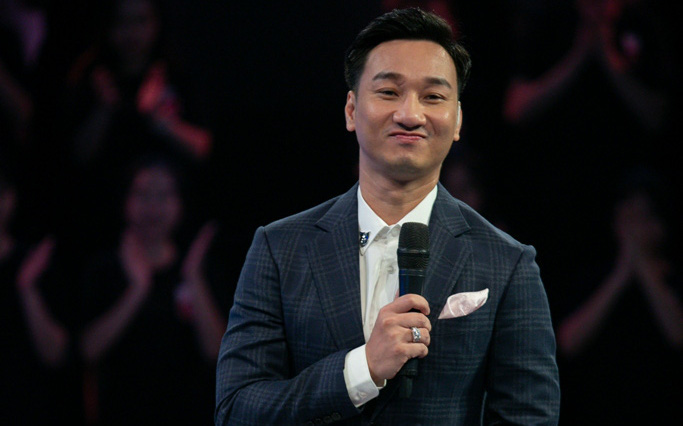 MC Thành Trung xin phép trực tiếp nhà báo Lại Văn Sâm khi một lần nữa thay thế ông làm host show thực tế