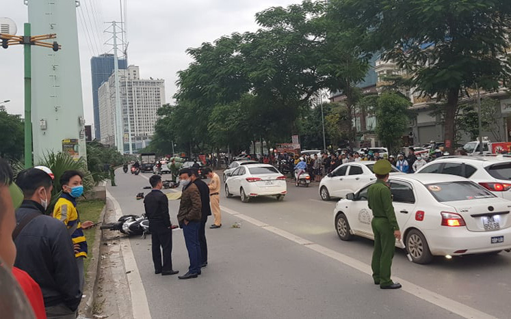 Hà Nội: Tài xế mặc đồng phục xe ôm công nghệ va chạm mạnh với xe máy khác tại ngã tư, 2 người thương vong