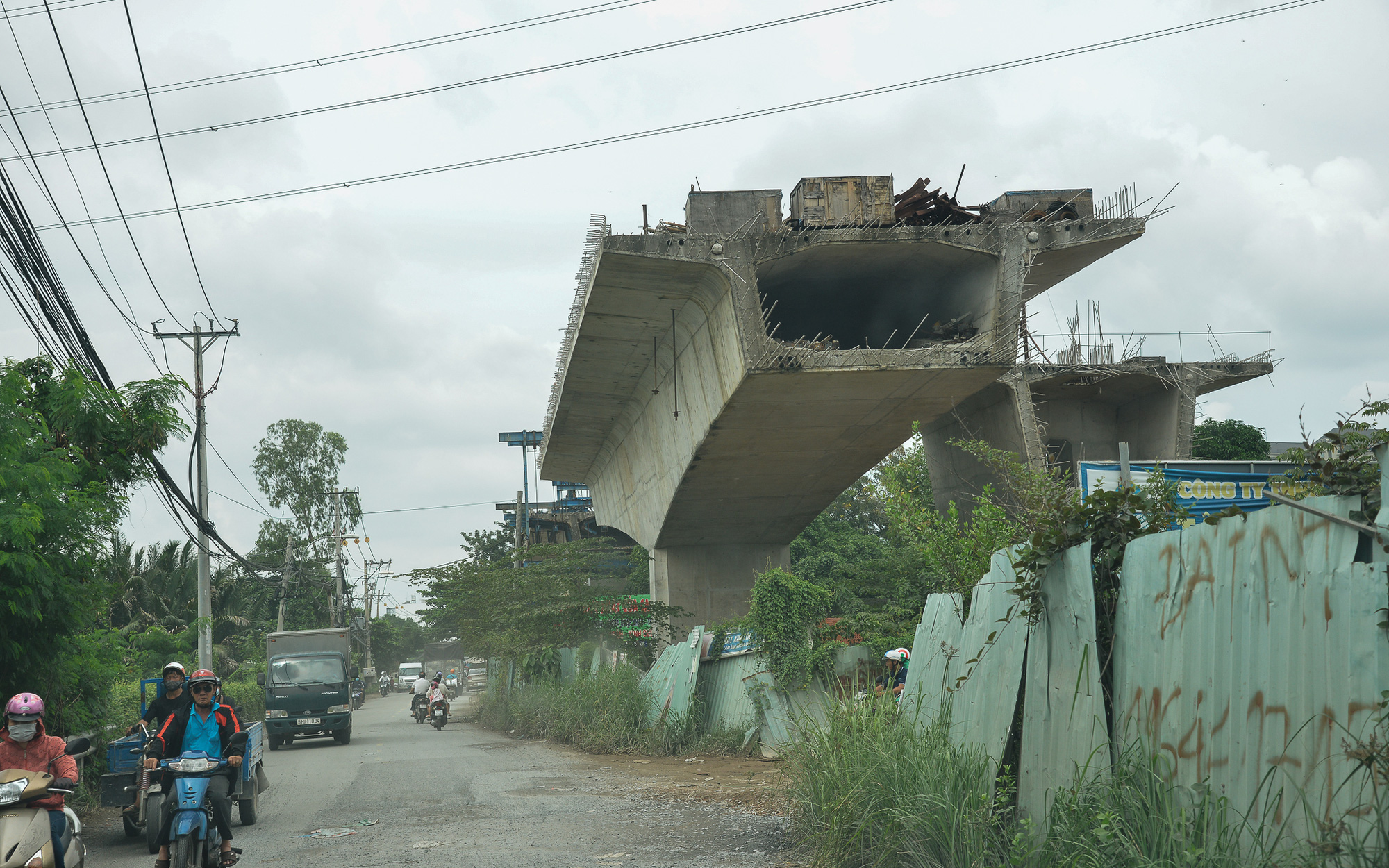 Những cây cầu hàng trăm tỷ xây mãi chưa xong, có dự án làm được một nửa rồi bỏ mặc gần 20 năm ở Sài Gòn