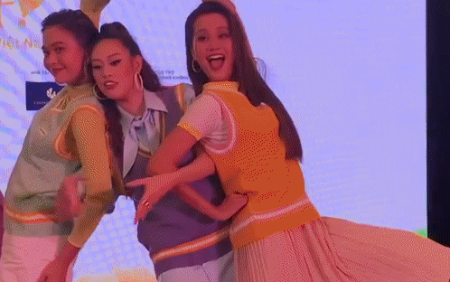 Không còn &quot;chiền may mắn&quot;, Mâu Thủy tạo dáng cực thân thiết với Hương Ly trong họp báo show thực tế mới