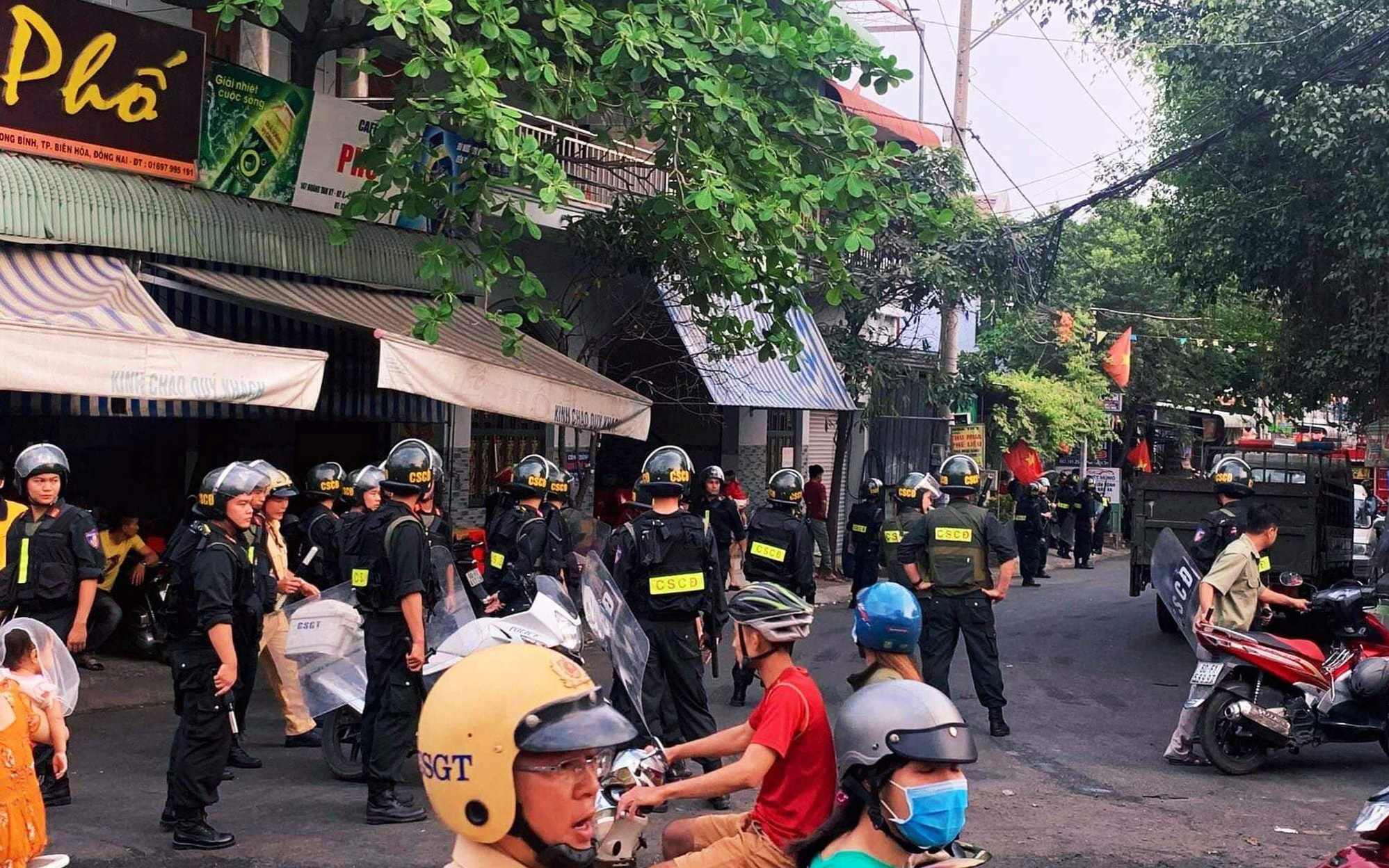 Người đàn ông chém chị vợ rồi khoá cửa cố thủ, dọa cho nổ bình gas khi công an tới gần