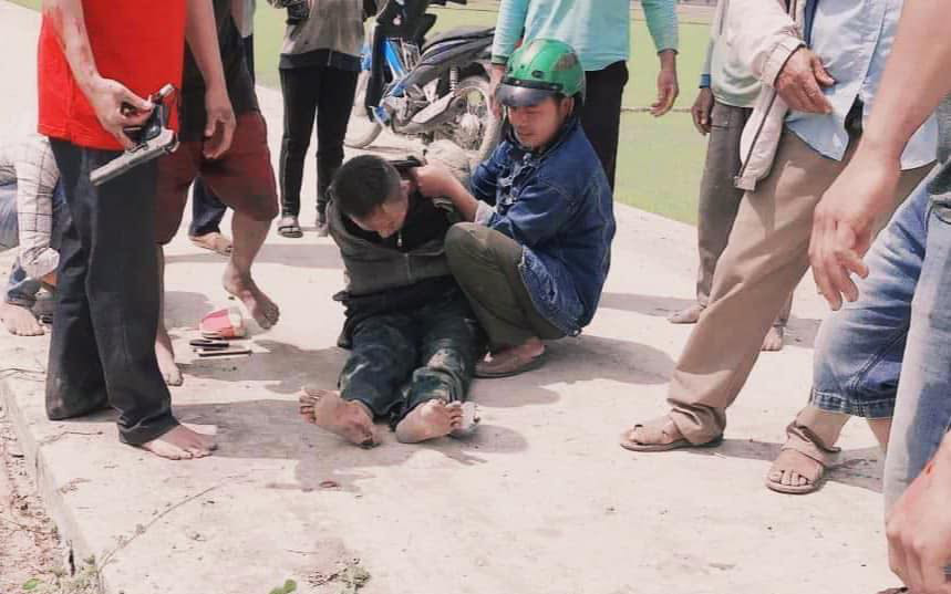 Kẻ nghi ôm lựu đạn cố thủ ở Sài Gòn bị bắt cùng khẩu súng K54 và 1 trái lựu đạn
