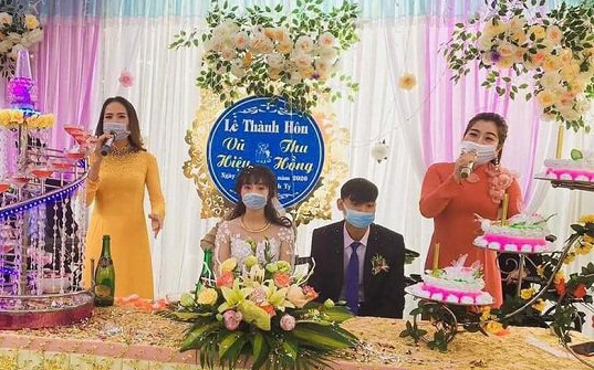 Đám cưới thời dịch virus Corona: Cô dâu, chú rể đeo khẩu trang, đến MC và ca sĩ cũng bịt kín mặt trên sân khấu