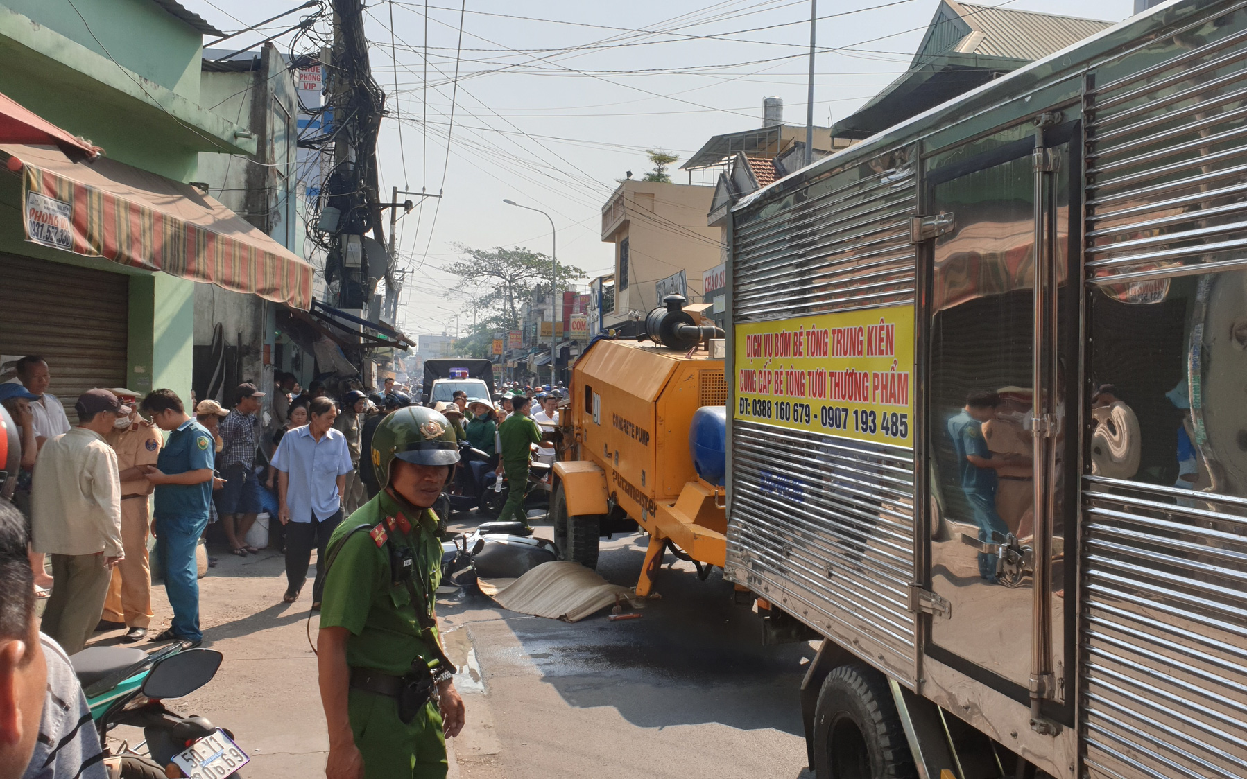 TP.HCM: Gia đình khóc ngất tại hiện trường nữ sinh lớp 8 bị xe máy bơm bê tông cán tử vong