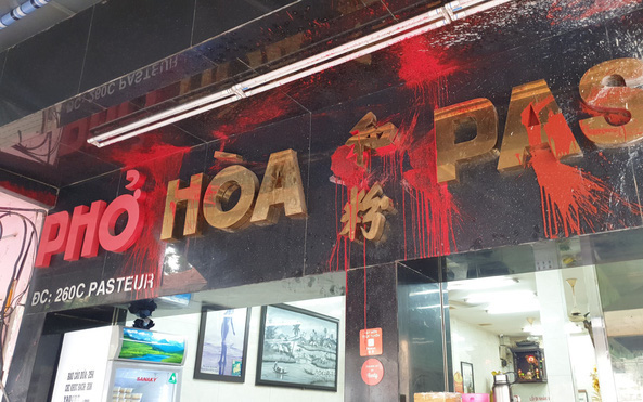 Đề nghị truy tố nhóm giang hồ "khủng bố" quán phở Hòa Pasteur nổi tiếng Sài Gòn bằng sơn, mắm tôm, gián
