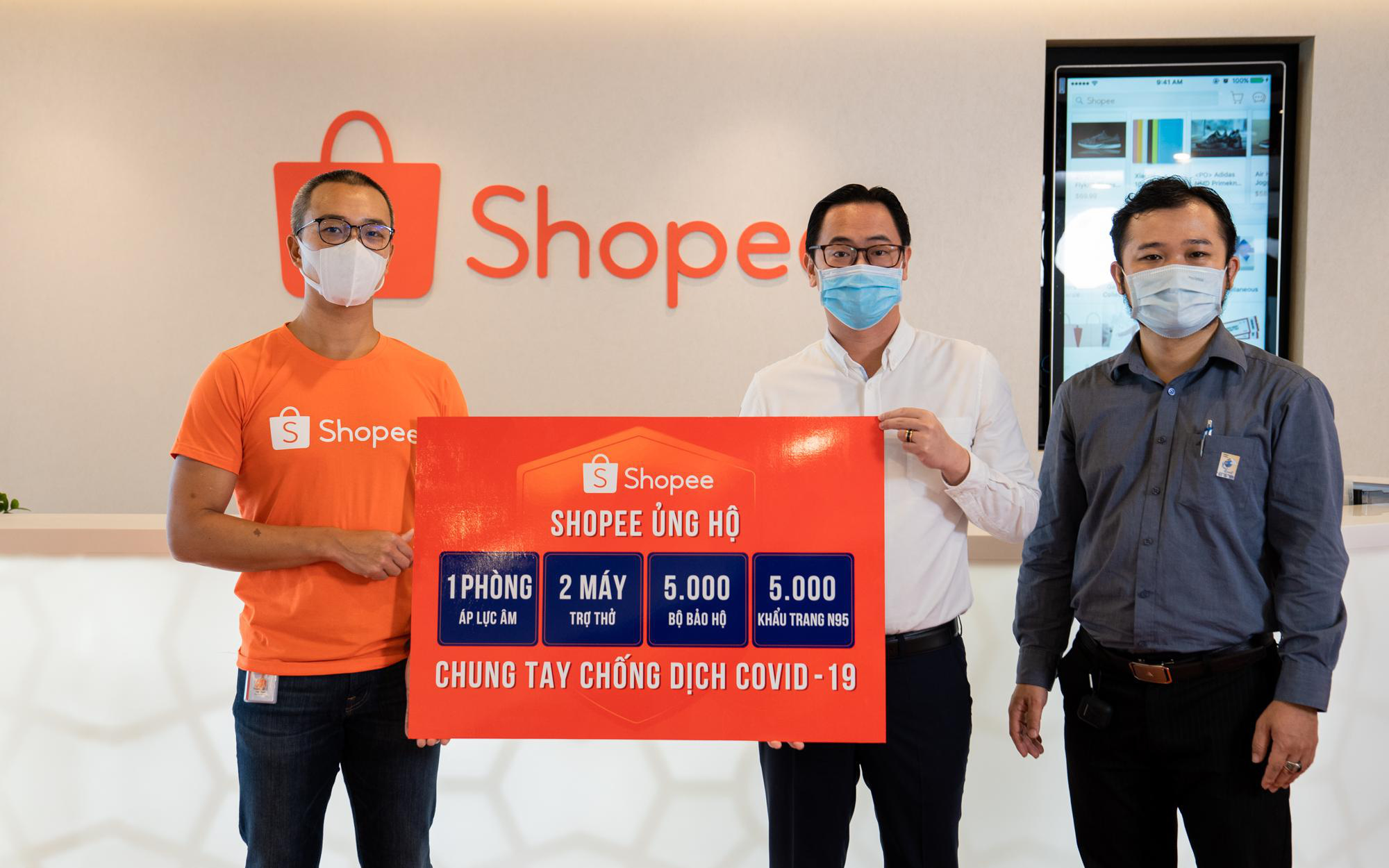 Shopee hỗ trợ 2 máy trợ thở, 1 phòng áp lực âm, 5.000 bộ bảo hộ y tế và 5.000 khẩu trang N95 cho tuyến đầu chống dịch COVID-19