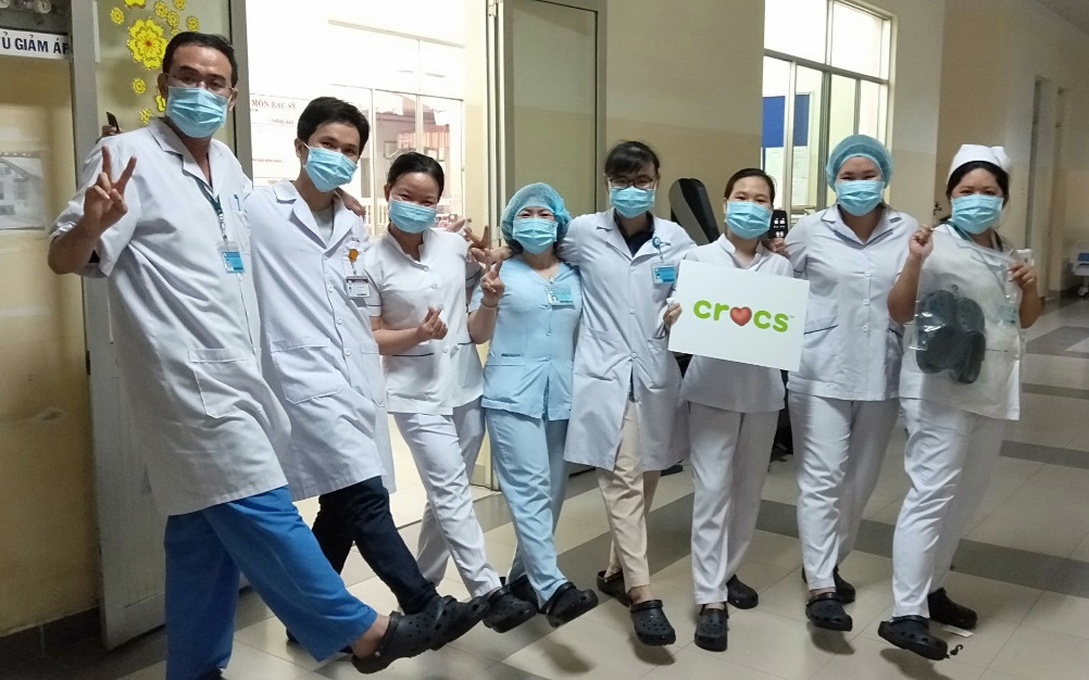 Crocs do Tập đoàn Central Retail tại Việt Nam phân phối trao tặng 800 đôi dép cho đội ngũ y bác sĩ tuyến đầu chống dịch Covid-19