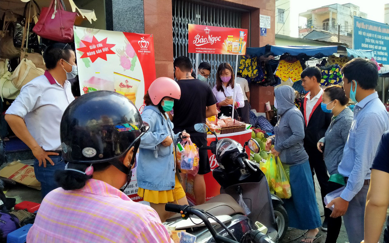 Bảo Ngọc ra mắt bánh tươi &quot;giải cứu thanh long&quot; tại TP. Hồ Chí Minh