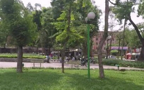 Một người nước ngoài từng tiếp xúc với bệnh nhân nhiễm Covid-19 đi lang thang trong vườn hoa ở Hà Nội