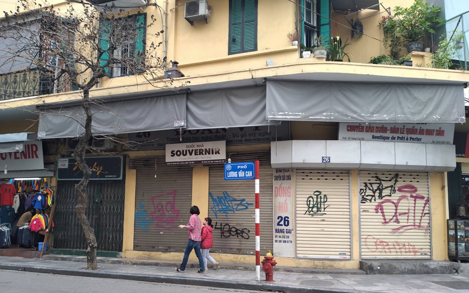 Ảnh hưởng dịch virus corona, hàng loạt cửa hàng phố cổ Hà Nội đóng cửa dừng hoạt động