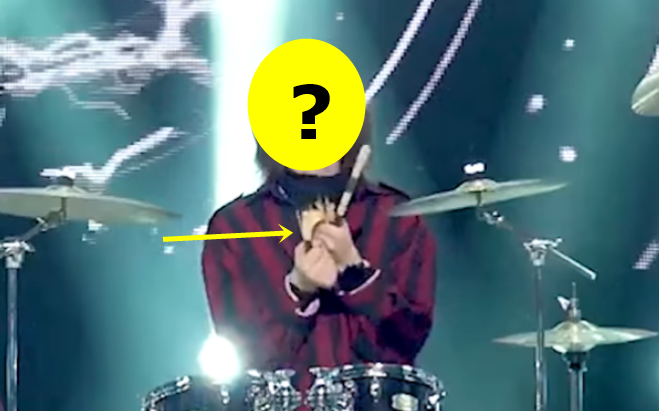 Thực tập đến 8 năm nhưng tân binh Kpop bị &quot;đuổi thẳng cổ&quot; khỏi nhóm sau 3 tuần đi diễn chỉ vì… bẻ gãy dùi trống trên sân khấu