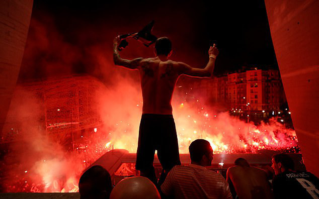 Hàng ngàn fan PSG tụ tập quẩy cực sung như thể đội nhà vừa vô địch Champions League trong lúc chính phủ khuyến cáo không ra đường vì lo ngại COVID-19 lây lan