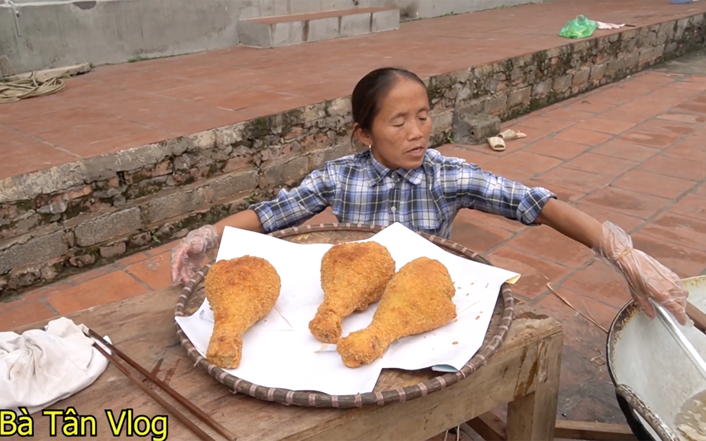 Trình độ nấu ăn của bà Tân Vlog ngày càng &quot;xịn&quot; rồi này: xem bà rán đùi gà siêu to khổng lồ mà trơn tru, làm đủ các bước mà còn chín vàng giòn