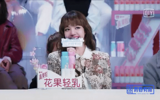 Lisa (BLACKPINK) cute như thế nào khi làm giám khảo mà leo thẳng top 3 hot search Weibo?