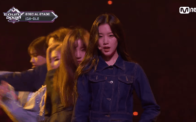 Khi girlgroup trổ tài cover vũ đạo của boygroup: TWICE bị chê &quot;vũ đạo thiếu nhi&quot; vẫn thử sức nhạc EXO, vũ đạo &quot;khủng&quot; của BTS có khiến loạt nhóm nữ đuối sức?