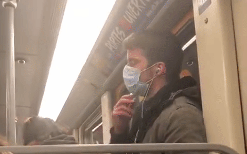 Người đàn ông liếm ngón tay và bôi khắp cây cột trên tàu điện ngầm ở Bỉ khi tình hình dịch Covid-19 đang ngày một nghiêm trọng