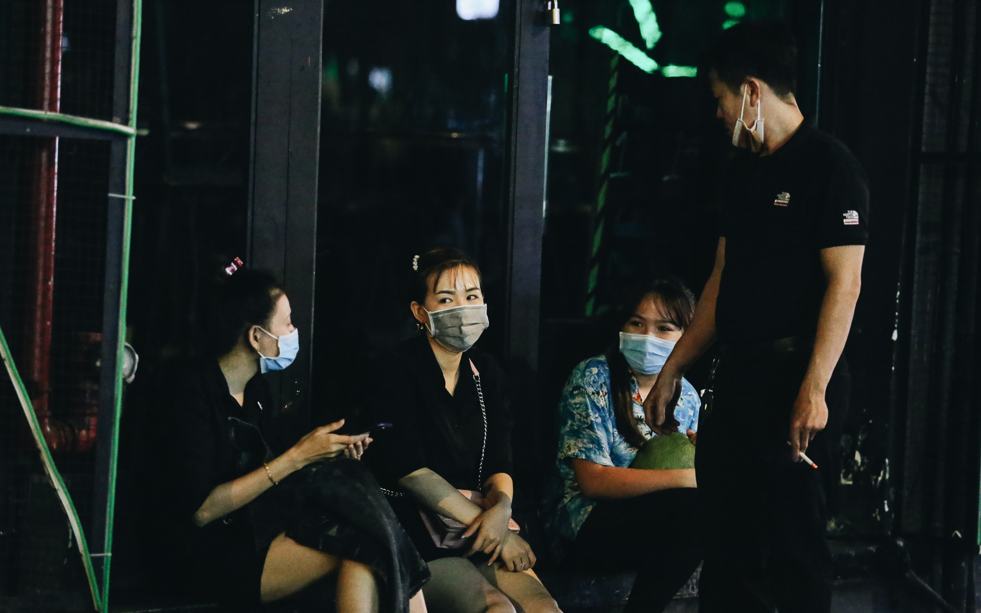 Chùm ảnh: Hàng loạt quán bar, karaoke ở trung tâm Sài Gòn đóng cửa để phòng dịch Covid-19