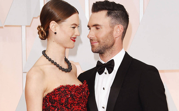 Rộ tin Adam Levine và bà xã thiên thần Victoria's Secret kém chục tuổi chuẩn bị ly dị, lý do là gì?