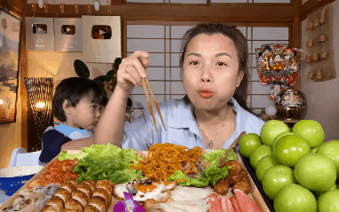 Ba không chịu quay vlog cùng hai mẹ con Quỳnh Trần JP nữa mà chỉ đứng bên ngoài nhìn vào, bé Sa có một hành động cực dễ thương khiến dân tình “lụi tim”