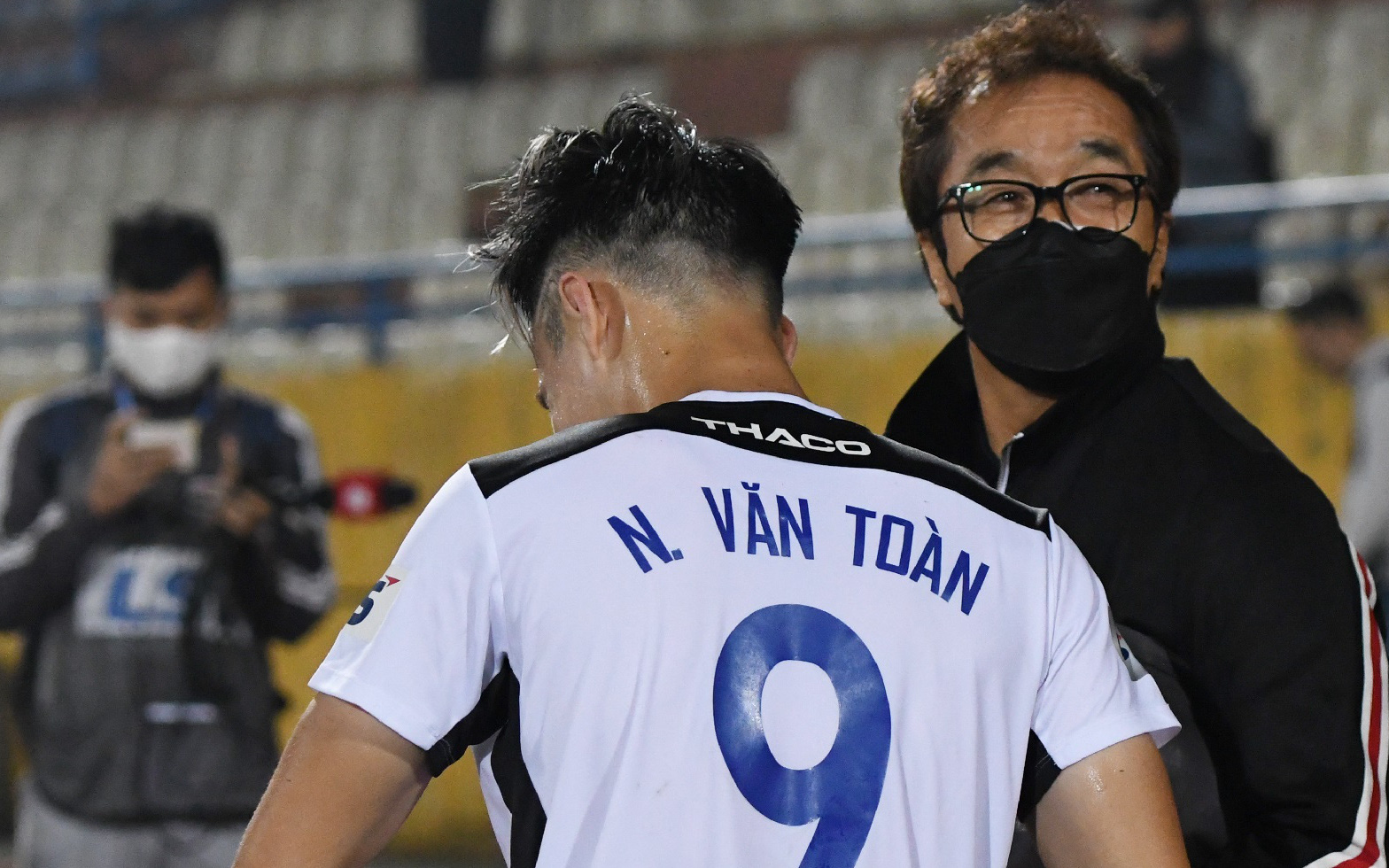 Văn Toàn nén đau, gượng cười nói chuyện với trợ lý Lee Young-jin sau trận hòa nhọc nhằn với Viettel FC