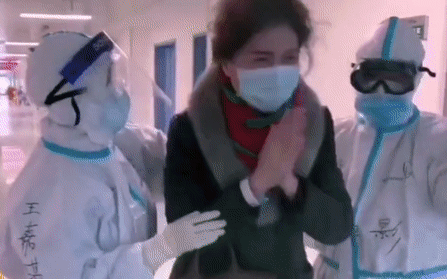 Bệnh nhân được chữa khỏi Covid-19 đến tìm gặp và cúi đầu chào tạm biệt khiến nữ y tá không kìm được nước mắt