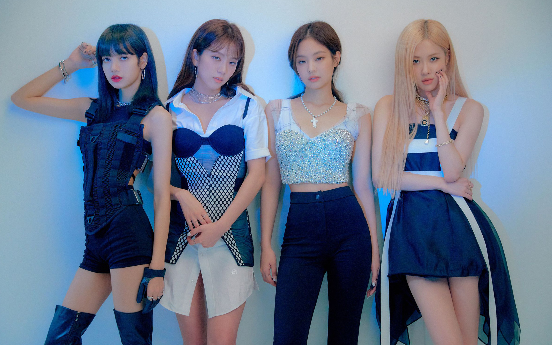 Nhân viên YG tiết lộ BLACKPINK chưa từng có nhân viên nam, lý do xuất phát từ nhan sắc đẹp &quot;động trời&quot; của 4 nàng?