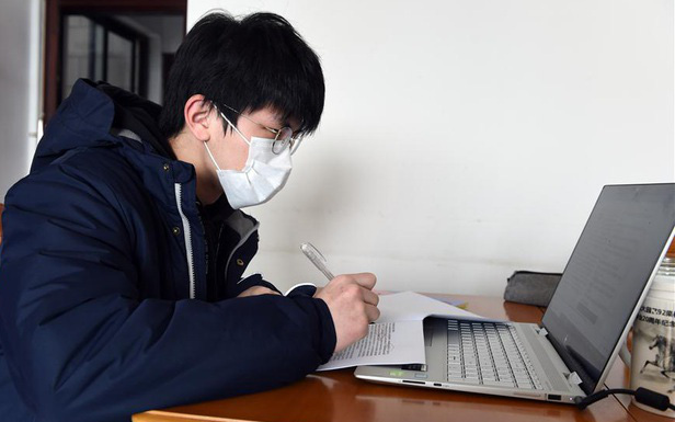 Ái ngại hoàn cảnh học online ở &quot;quán net&quot;, tâm sự của một sinh viên TP.HCM khiến ai cũng rưng rưng như cắt hành