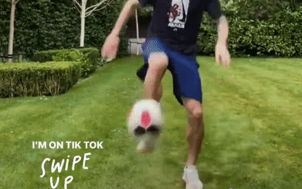 Hồi teen gia nhập cộng đồng TikTok, &quot;Đội trưởng Mỹ&quot; của Chelsea ăn ngay quả đắng… dập mông!