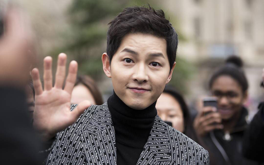 Song Joong Ki dừng quay phim tại Colombia, cùng ekip khủng gấp rút về Hàn cuối tuần này vì đại dịch COVID-19