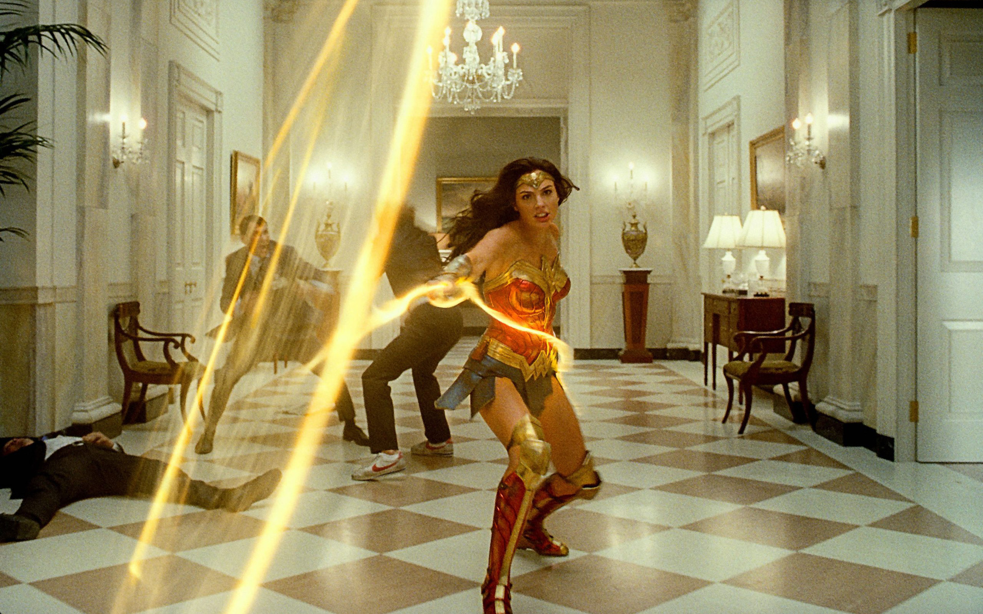 Lộ ảnh tình tiết 2 phản diện &quot;Wonder Woman 1984&quot; đụng độ, Warner Bros mạo hiểm ứng phó mùa dịch bằng lựa chọn ai cũng bất ngờ?