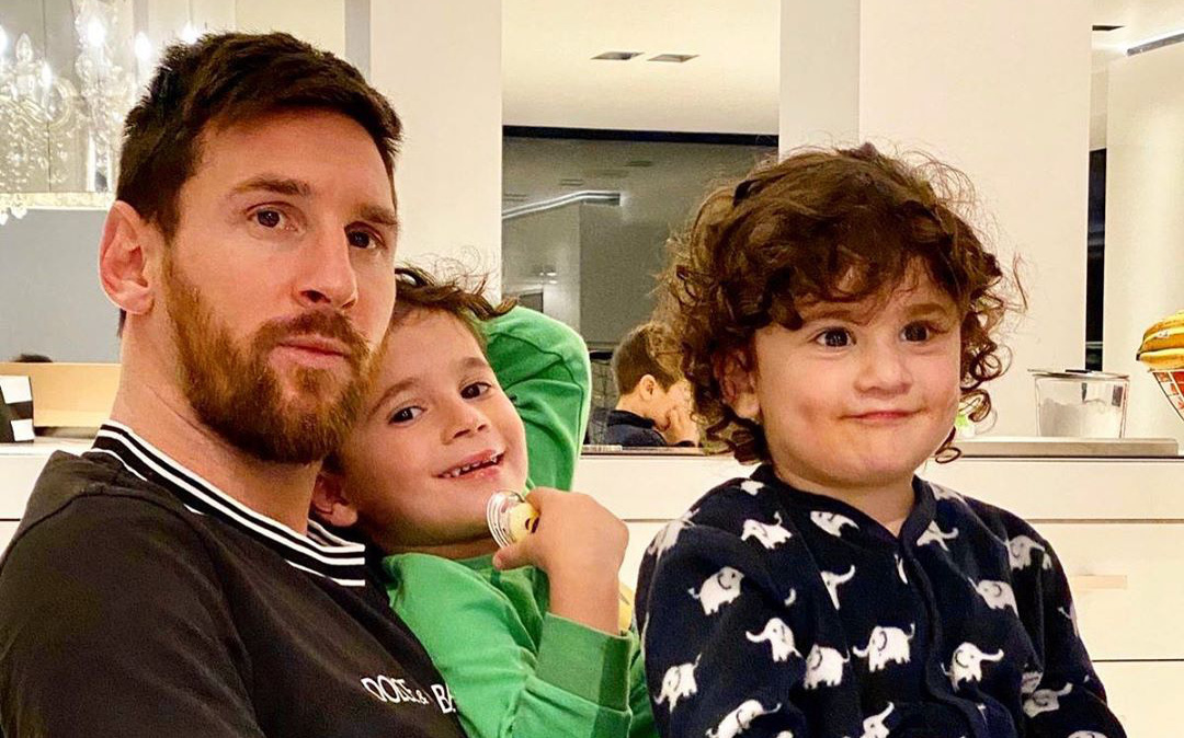 Ở nhà tránh dịch Covid-19, các ông bố siêu sao trổ tài trông con: Messi, Ronaldo rất mẫu mực, đồng nghiệp tại Arsenal thì đùa hơi lố