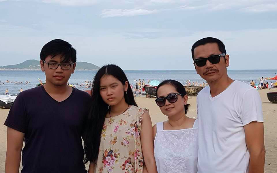 NSND Trung Anh thở phào khi con trai là du học sinh trở về: Về đến Việt Nam là may rồi con ạ!