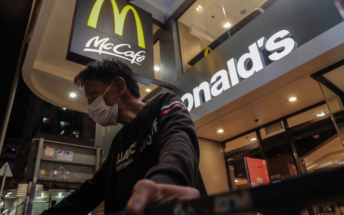 &quot;Chúng tôi còn biết đi đâu?&quot; - người vô gia cư Hong Kong mất nơi trú ẩn cuối cùng khi loạt cửa hàng McDonald's đóng cửa phòng dịch Covid-19