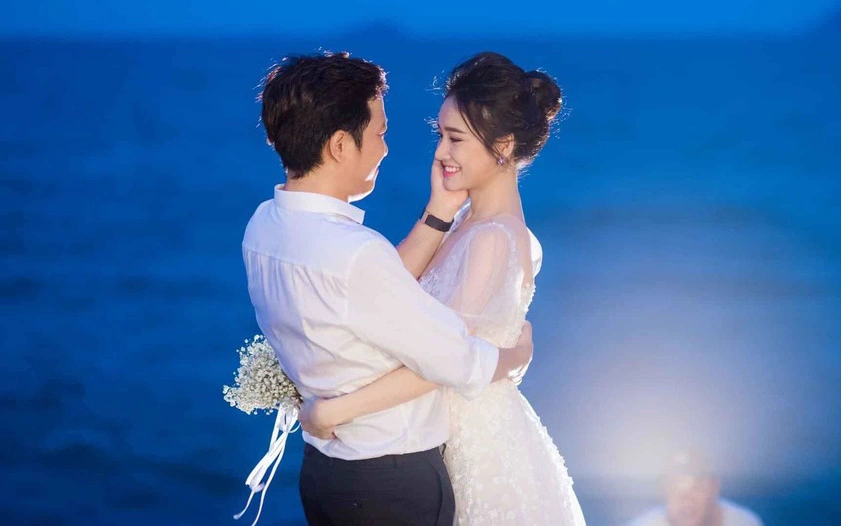 Sau 1 năm, Trường Giang - Nhã Phương cuối cùng đã tung trọn bộ ảnh đẹp trong lễ đính hôn bí mật tại bãi biển