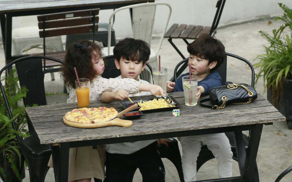 3 nhóc tì Cam, Xoài, Đậu dễ thương đến &quot;phát hờn&quot; khi trốn bố mẹ rủ nhau đi ăn pizza