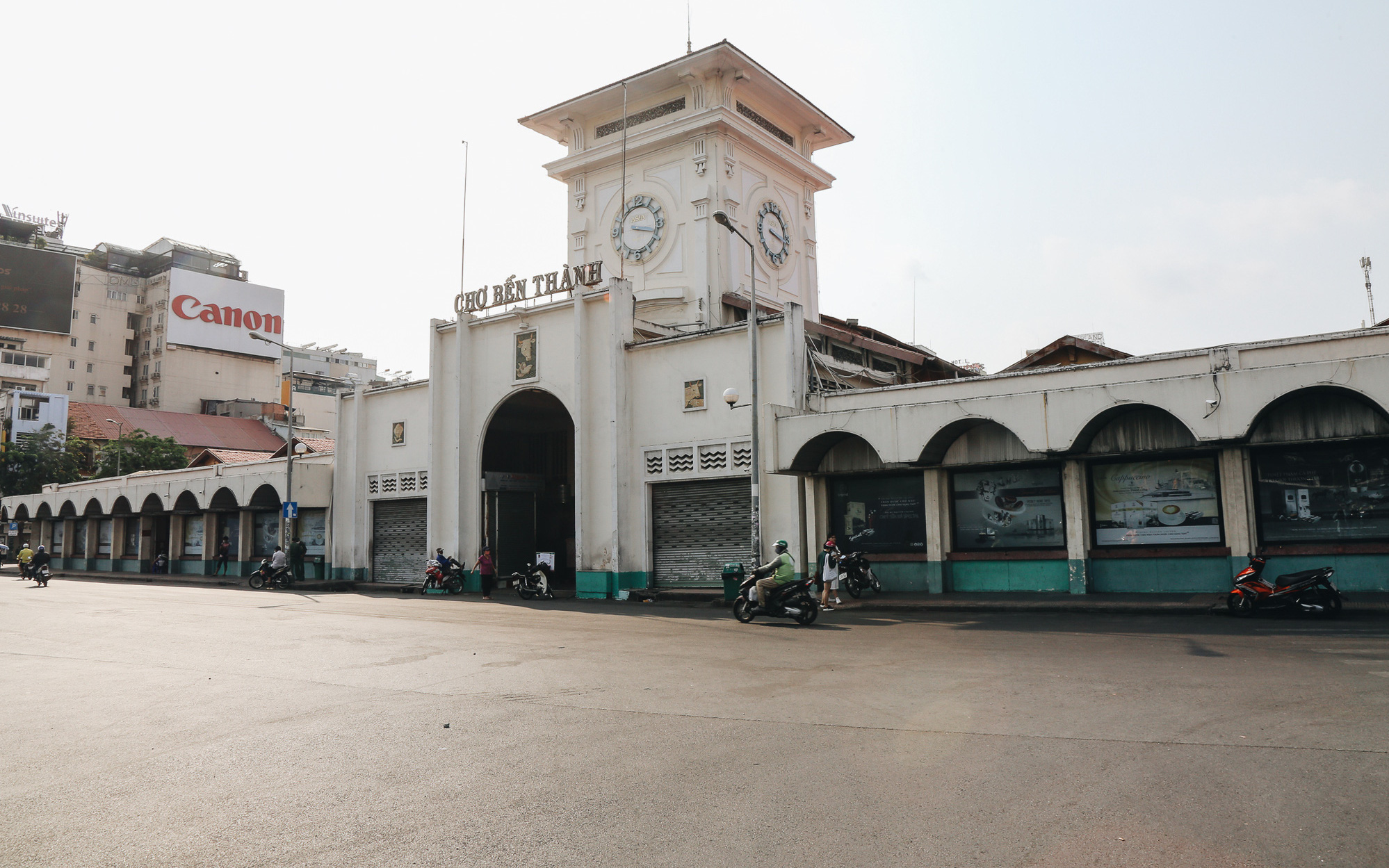 Ngày đầu áp dụng lệnh hạn chế di chuyển: Những điểm vui chơi ở Sài Gòn vắng hoe, chợ Bến Thành không một bóng du khách