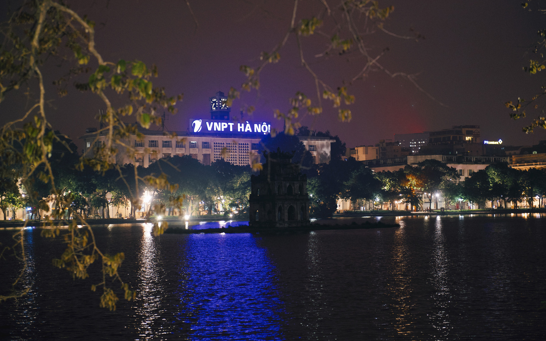Chùm ảnh những địa điểm nổi tiếng của Hà Nội và Sài Gòn vắng lặng, tắt điện không đợi đến Giờ trái đất: Một năm thật khác lạ!