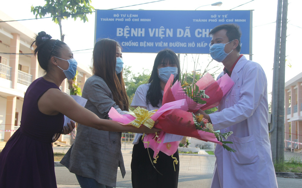 Ảnh: 4 nữ bệnh nhân nhiễm Covid-19 ở TP.HCM xuất viện, gửi lời cảm ơn và dành hết hoa tặng các bác sĩ điều trị
