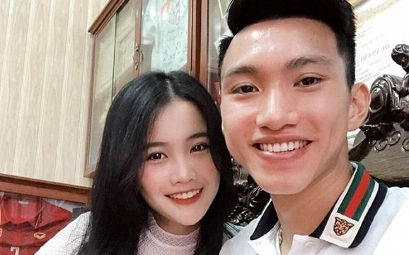 Văn Hậu vừa tập tại nhà, vừa video call cho bạn gái để trò chuyện: Tình cảm chắc chắn bền lâu đây