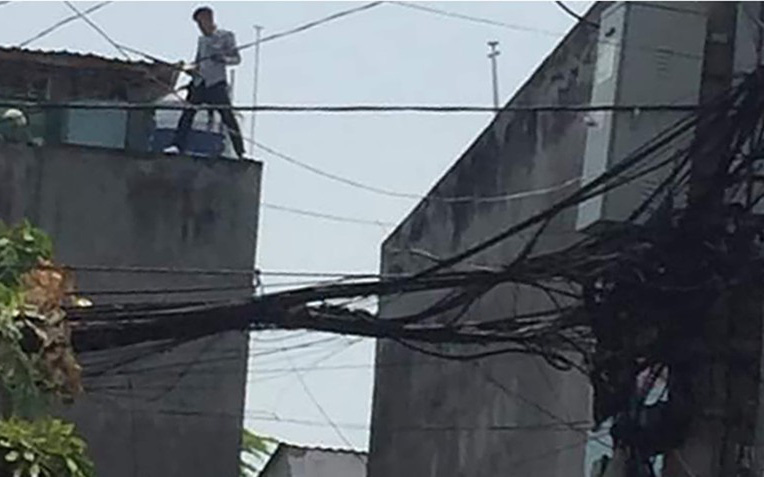Thanh niên phê ma tuý xịt hơi cay vào cảnh sát rồi trốn lên mái nhà ở Sài Gòn