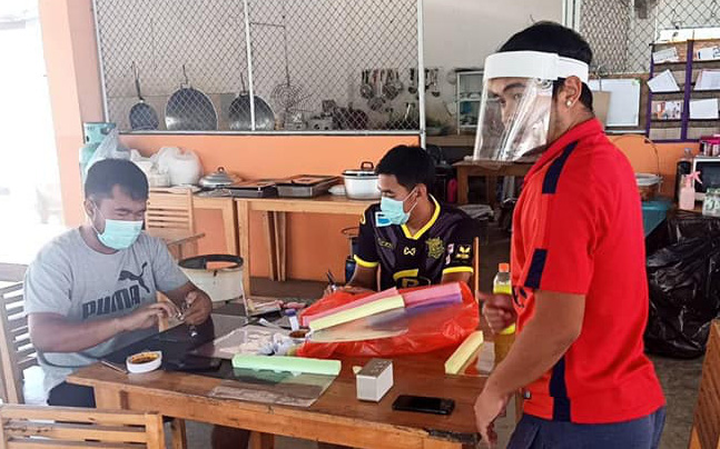 Vừa hết hạn cách ly, đội bóng Thai League tri ân các bác sĩ bằng món quà handmade cực độc đầy hữu ích và ý nghĩa