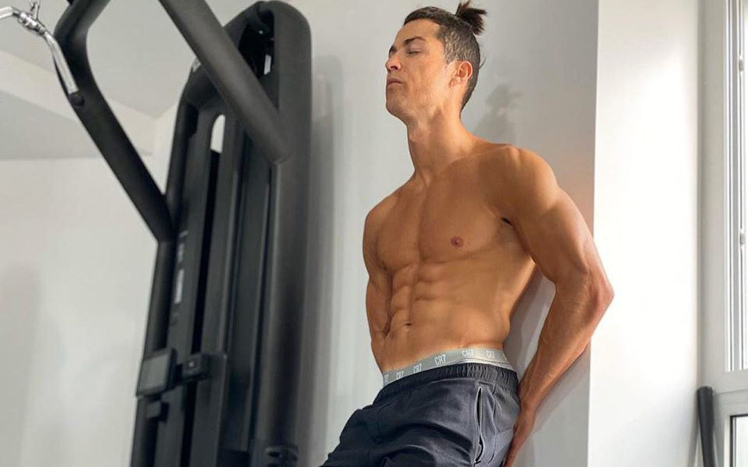 HOT nhất MXH đêm nay chính là Ronaldo: Chỉ cần khoe sương sương body đẹp như tượng tạc thôi mà đã thu về tới hơn 8 triệu lượt thả tim