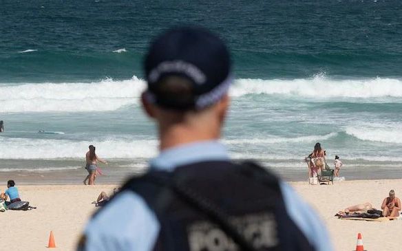 Bị yêu cầu rời khỏi bãi biển đang đóng cửa vì đại dịch Covid-19, người đàn ông Úc tấn công và nhổ nước bọt lên người cảnh sát