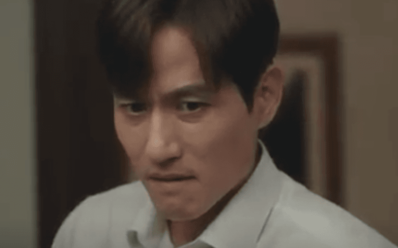 Phẫn nộ thái độ của gã chồng khi &quot;bà cả&quot; bị tiểu tam đánh trong Thế Giới Hôn Nhân, nên sắm cái đầm cho hắn không?