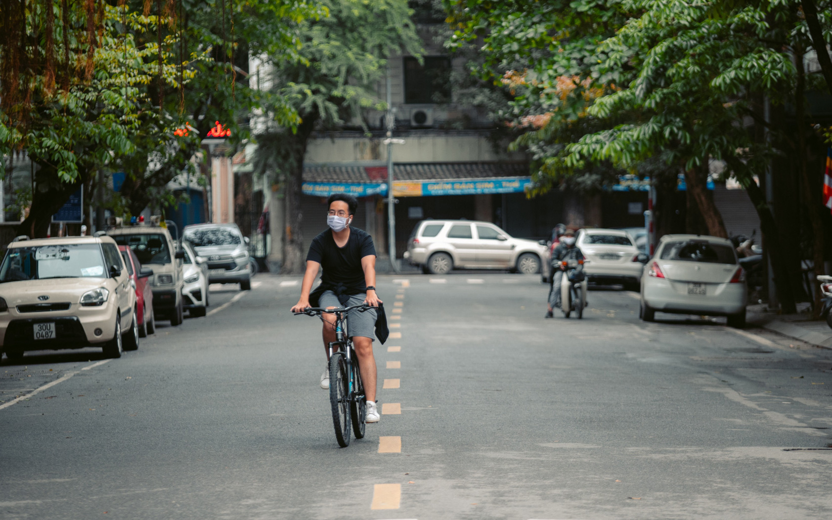 Chùm ảnh: Hà Nội đón mưa dày hạt do không khí lạnh, đường phố càng thêm vắng vẻ giữa những ngày cách ly xã hội