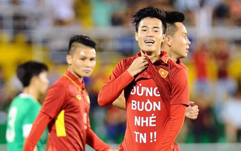 Văn Toàn và những kỷ niệm nhớ đời: Bị nhắc nhở vì dỗ bạn gái khi đang đá cho U23 Việt Nam đến đẩy trọng tài suýt phải trả giá