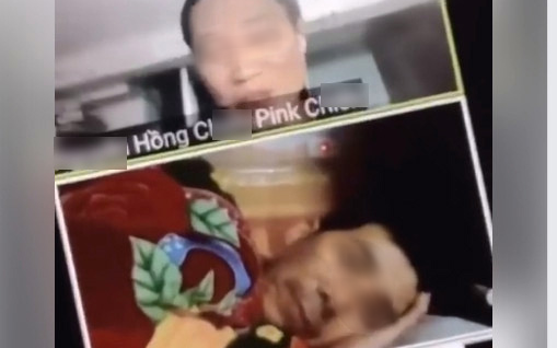 Ông bố bá đạo của năm: Khi đang buồn ngủ thì bị gọi dậy họp phụ huynh online thì sẽ thế này đây